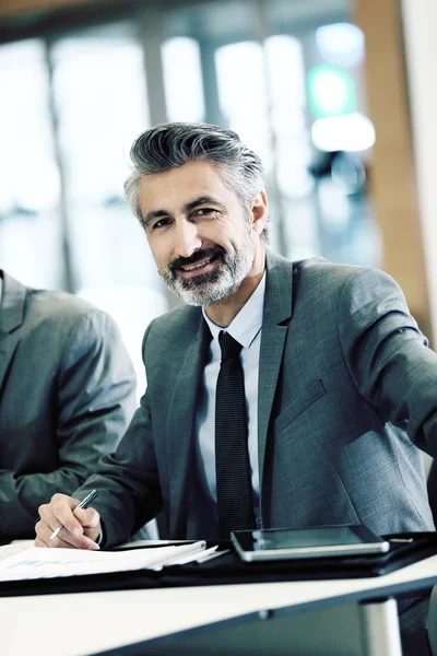 Imprenditore alla riunione di lavoro — Foto Stock