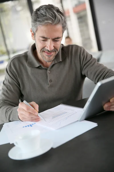 Empresario trabajando desde casa —  Fotos de Stock