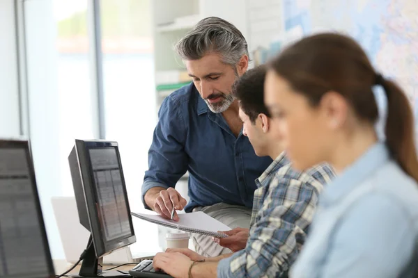 Leraar met mensen in de gegevensverwerking van klasse — Stockfoto