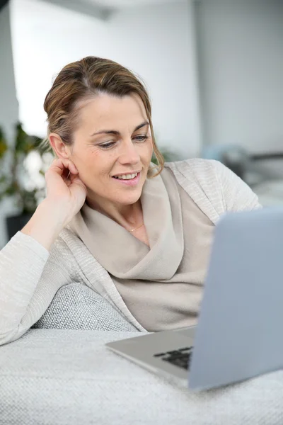 Vrouw websurfing met laptop — Stockfoto