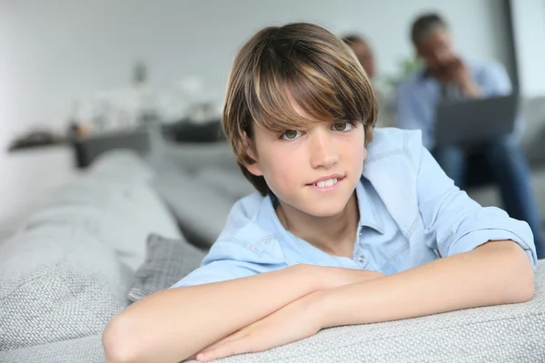 Jongen zittend op de Bank — Stockfoto