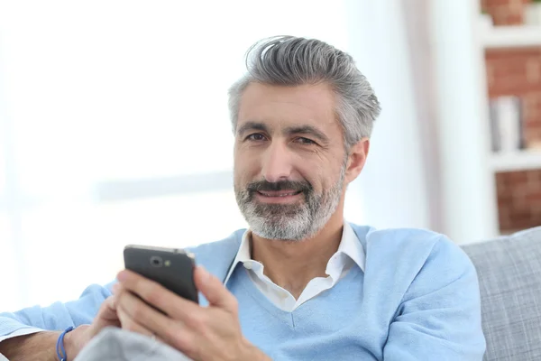 Mann sendet Nachricht — Stockfoto