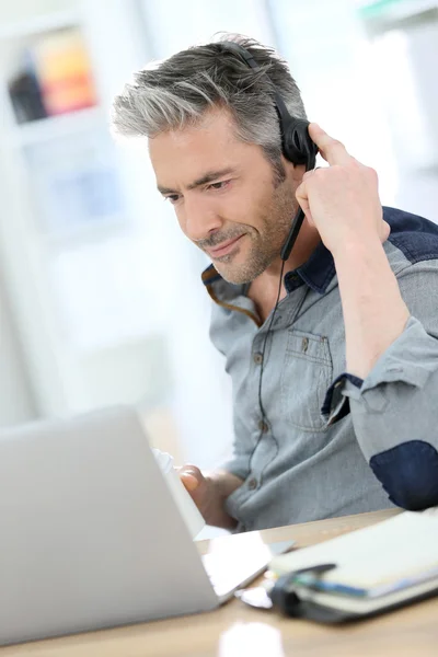 Homem teletrabalho a partir de casa — Fotografia de Stock