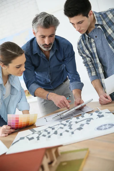 Students with trainer working on architecture project — Stock Photo, Image