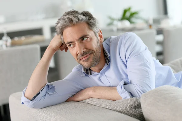 Homem relaxante no sofá — Fotografia de Stock