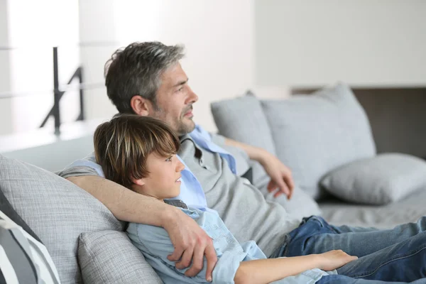 Батько і син розслабляються на дивані — стокове фото