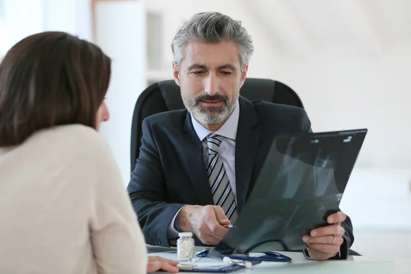 Surgeon showing X-ray to patient — Stock Photo, Image