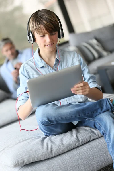 Adolescente viendo la película en la tableta — Foto de Stock