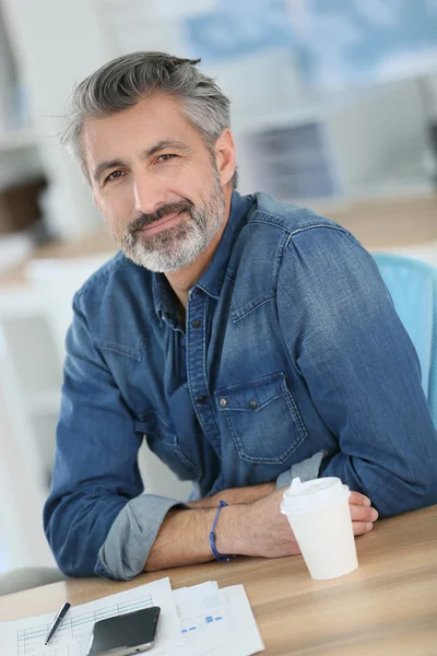 Professeur au bureau de l'université — Photo