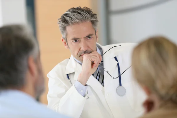 Medico incontro coppia — Foto Stock