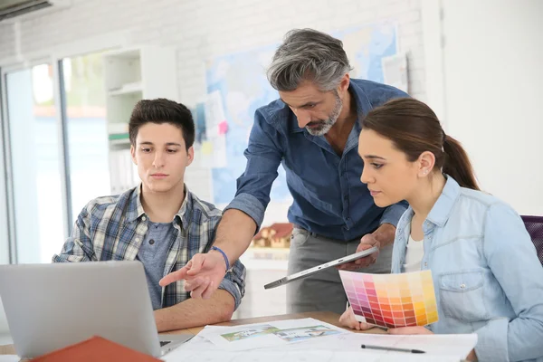 Leraar met studenten in de school — Stockfoto