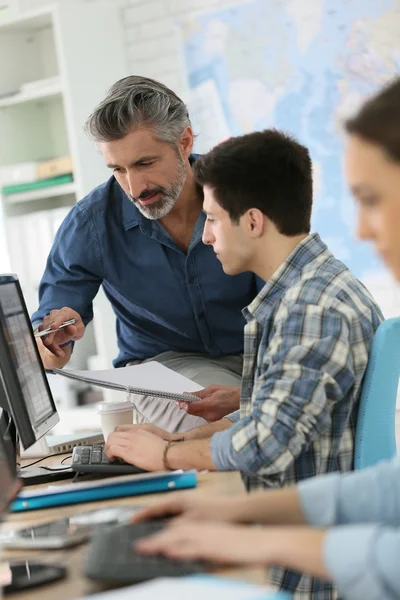 Leraar met mensen in de gegevensverwerking van klasse — Stockfoto