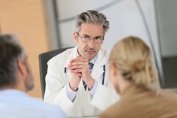 Doctor meeting couple — Stock Photo, Image