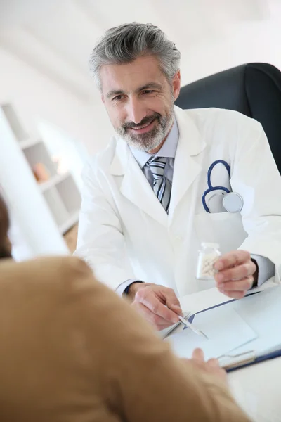 Médico dando prescripción —  Fotos de Stock