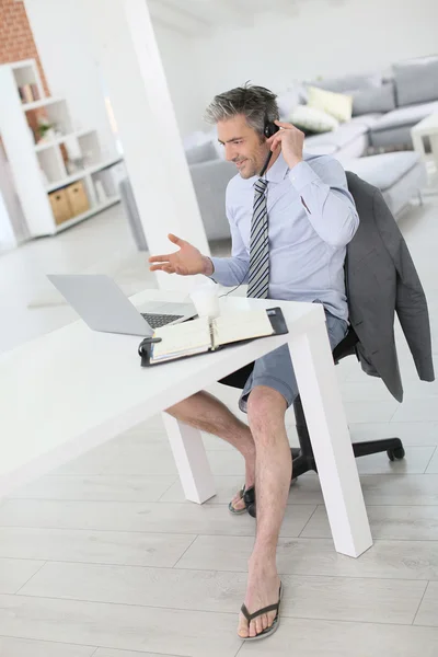 Zakenman op video vergadering vanuit huis — Stockfoto