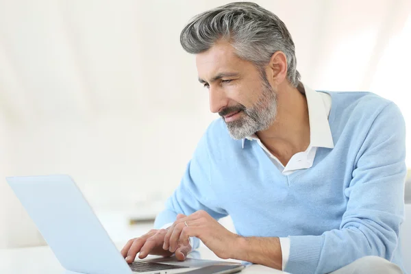 Empresário trabalhando em casa com laptop — Fotografia de Stock