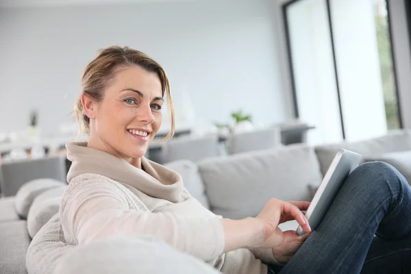 Žena websurfing s tabletem — Stock fotografie