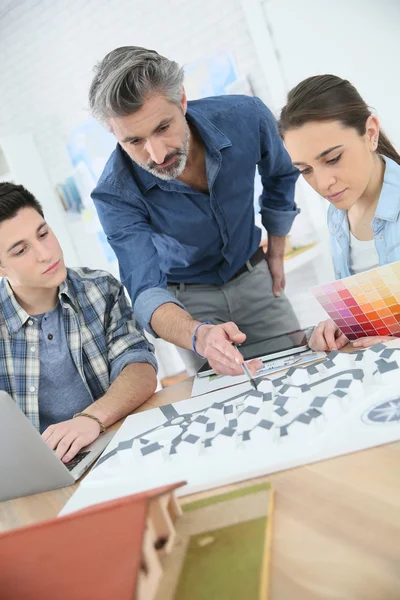 Leraar met studenten in de school — Stockfoto