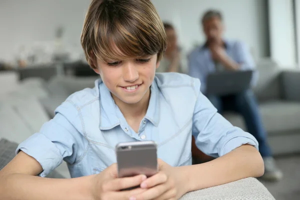 Junge nutzt Smartphone — Stockfoto