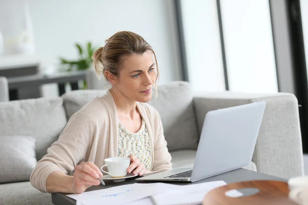 Woman working on laptop — Stock Photo, Image