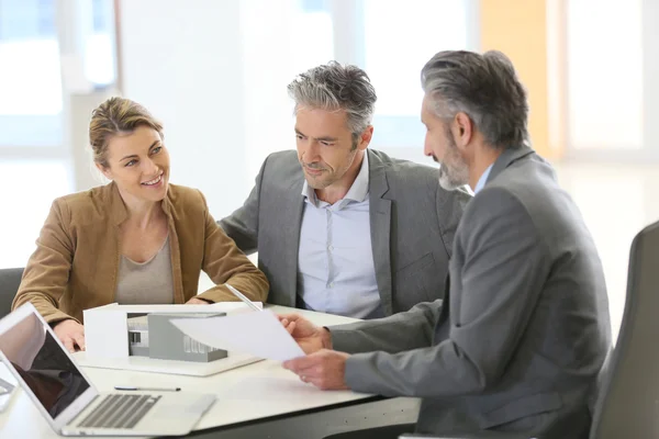 Couple meeting architect — Stock Photo, Image