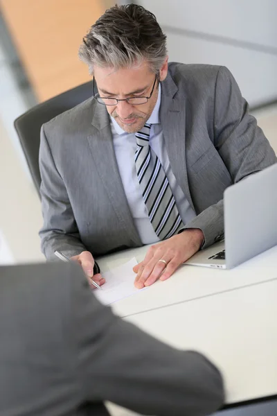 Businessman meeting with job applicant — Stock Photo, Image