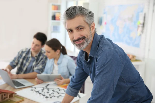 Profesor en clase de arquitectura — Foto de Stock