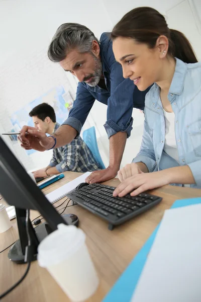 Teacher with people in computing class — Stock Photo, Image