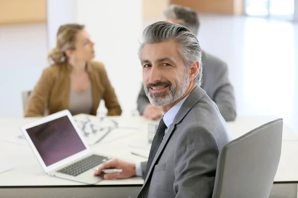 Arquitecto con clientes en oficina — Foto de Stock