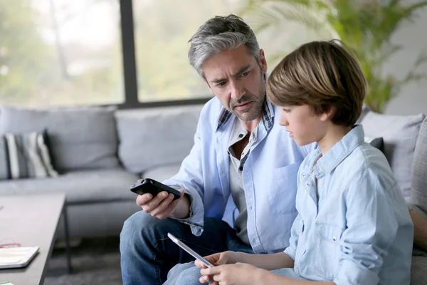 Father and son with smartphones — Stock Photo, Image