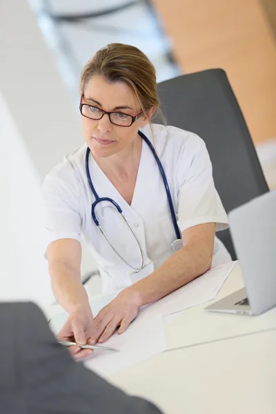 Reunión del médico con el paciente — Foto de Stock