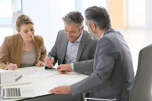 Couple signing construction contract — Stock Photo, Image