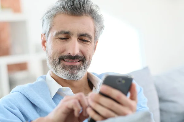 Uomo che invia messaggio — Foto Stock