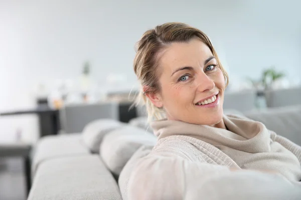 Friedliche Frau mittleren Alters — Stockfoto