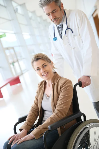 Médico falando com mulher em cadeira de rodas — Fotografia de Stock