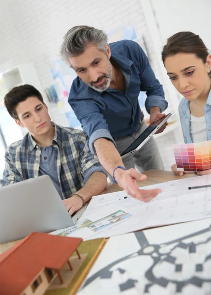 Lärare med elever i skolan — Stockfoto