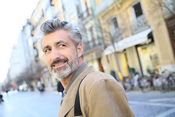 Homem caminhando na cidade — Fotografia de Stock