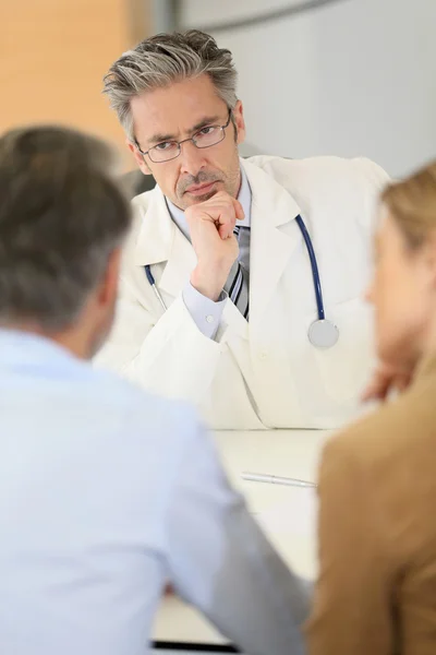 Doctor meeting couple — Stock Photo, Image