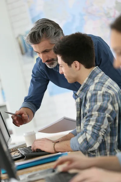 Profesor con gente en la clase de informática — Foto de Stock