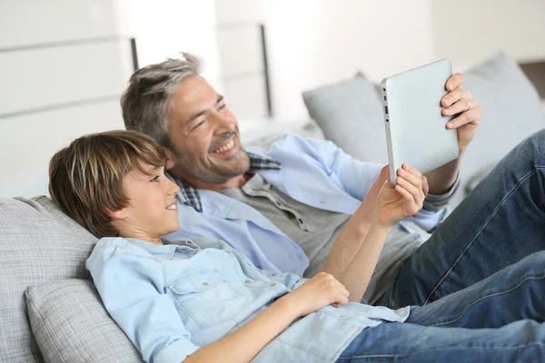 Papi e hijo navegando por internet — Foto de Stock