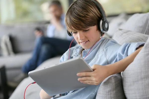 Teenager watching movie on tablet — Stock Photo, Image