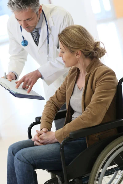 Γιατρό του μιλώντας σε γυναίκα σε αναπηρική καρέκλα — Φωτογραφία Αρχείου