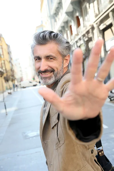 Άνθρωπος που δείχνει χέρι κάμερα — Φωτογραφία Αρχείου