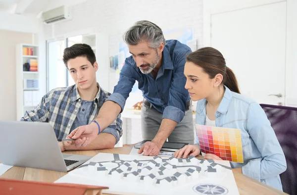 Insegnante con gli studenti a scuola — Foto Stock