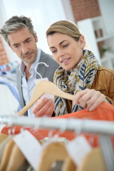 Par shopping i klädaffär — Stockfoto