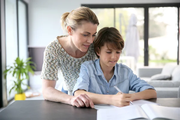 Mother helping with homework — Stock Photo, Image