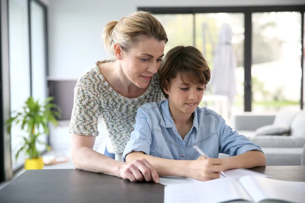 Madre ayudando con la tarea — Foto de Stock