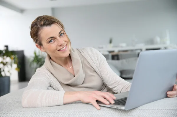 Websurfing žena s laptopem Stock Obrázky