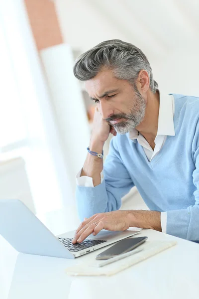 Üzletember a távmunkát, laptop Stock Fotó