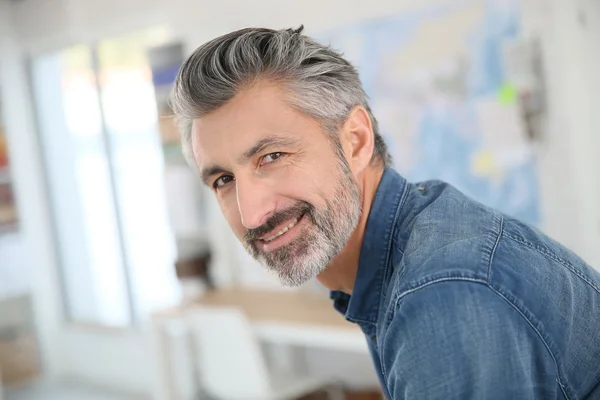 Reife Lehrerin in der Klasse — Stockfoto